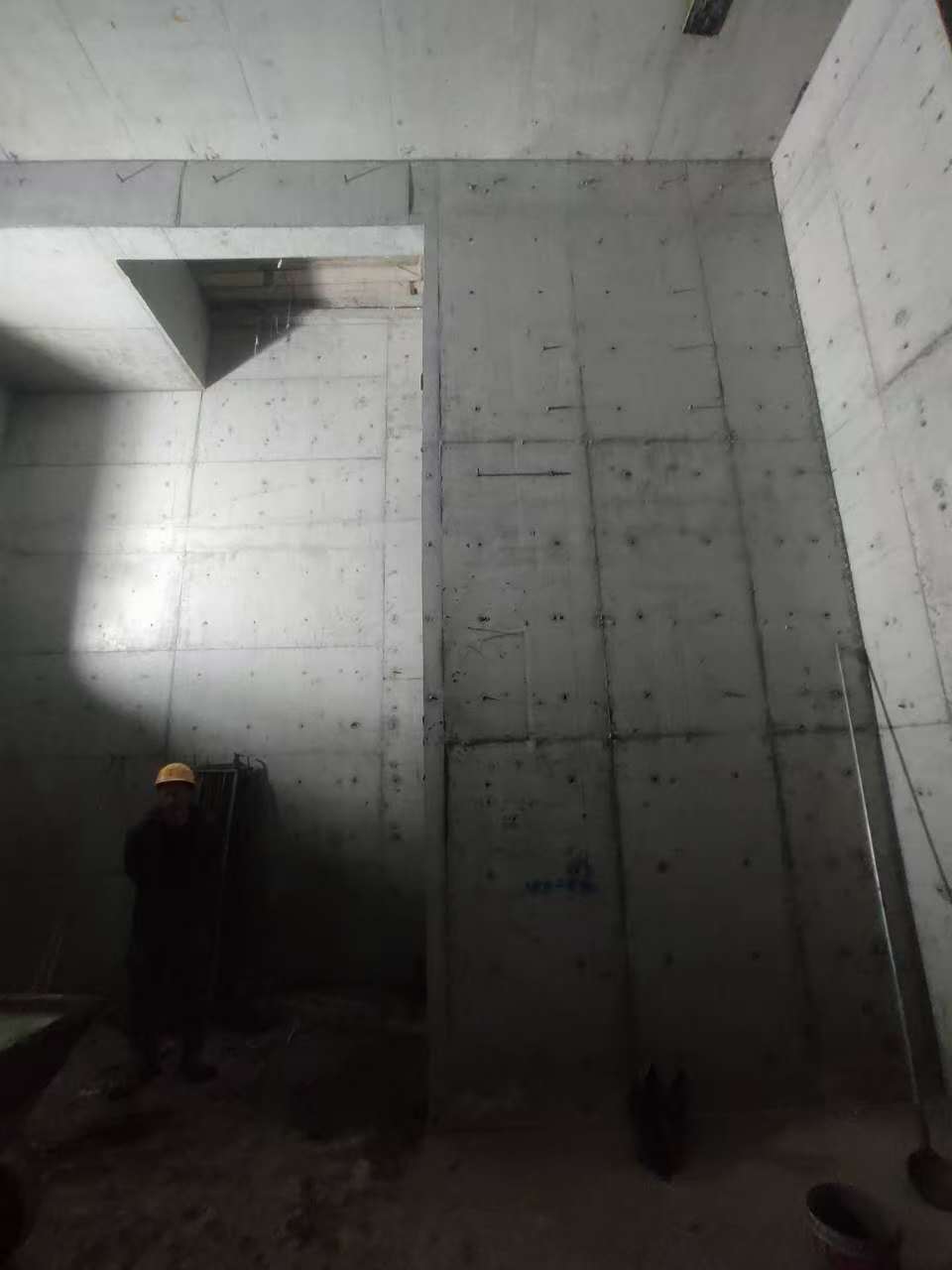桥西墙上开槽钢筋断了有影响吗
